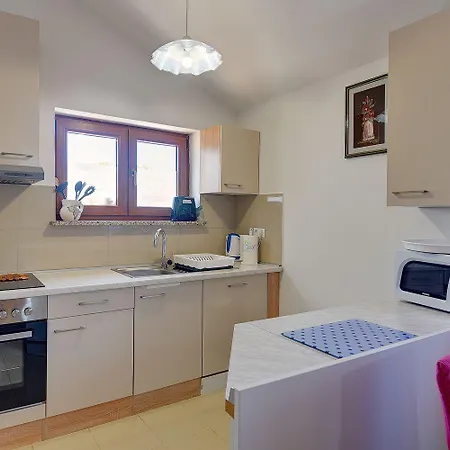 Vakantiehuis Charmantes In Mit Waschmaschine, Klima, Wlan, Terrasse Und Grillplatz