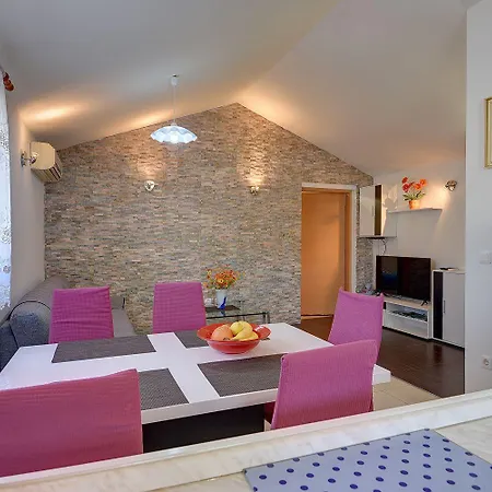 Vakantiehuis Charmantes In Mit Waschmaschine, Klima, Wlan, Terrasse Und Grillplatz *