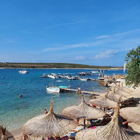 Vakantiehuis Charmantes In Mit Waschmaschine, Klima, Wlan, Terrasse Und Grillplatz Medulin