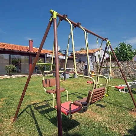 Holiday home Charmantes In Mit Waschmaschine, Klima, Wlan, Terrasse Und Grillplatz