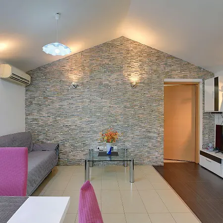 Charmantes In Mit Waschmaschine, Klima, Wlan, Terrasse Und Grillplatz Holiday home Medulin