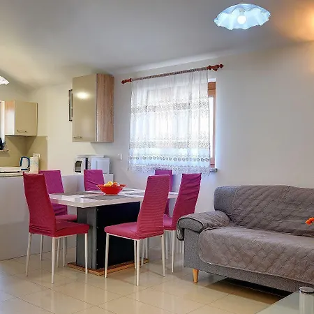 Charmantes In Mit Waschmaschine, Klima, Wlan, Terrasse Und Grillplatz Holiday home Medulin