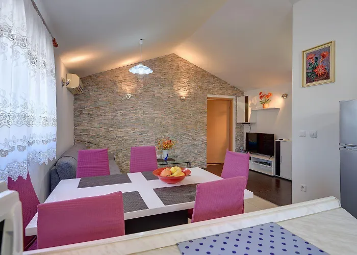 Vakantiehuis Charmantes In Mit Waschmaschine, Klima, Wlan, Terrasse Und Grillplatz *