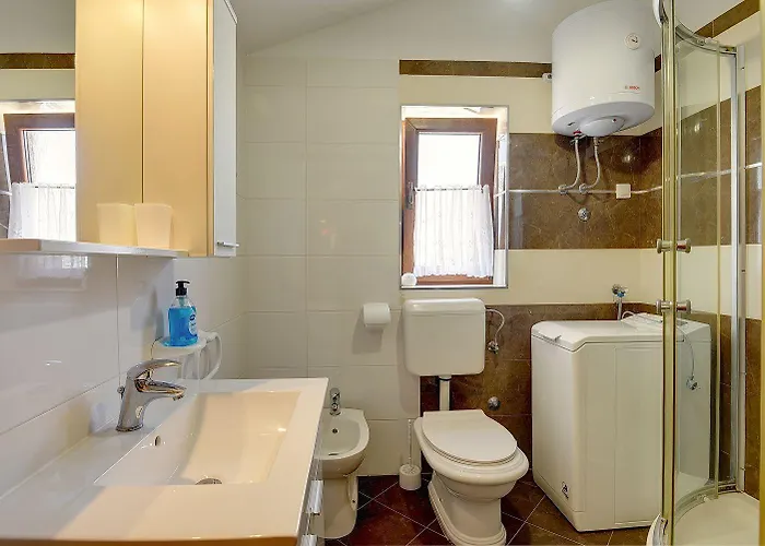 Vakantiehuis Charmantes In Mit Waschmaschine, Klima, Wlan, Terrasse Und Grillplatz *