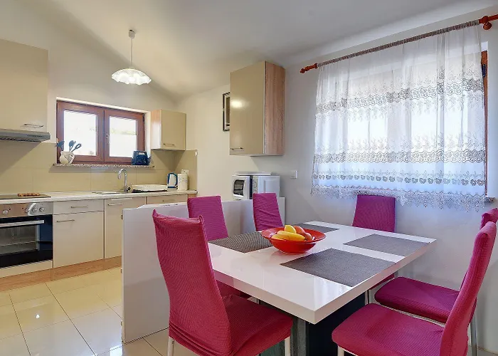 Vakantiehuis Charmantes In Mit Waschmaschine, Klima, Wlan, Terrasse Und Grillplatz *