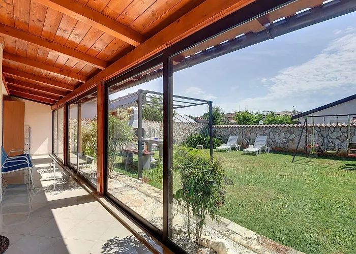 Vakantiehuis Charmantes In Mit Waschmaschine, Klima, Wlan, Terrasse Und Grillplatz *
